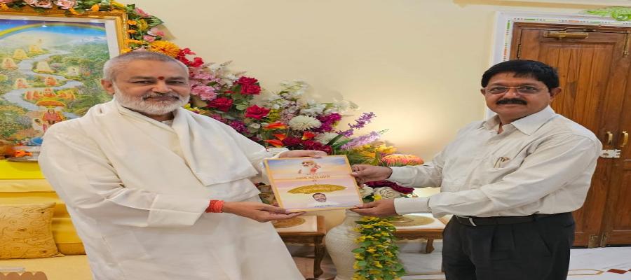 Brahmachari Girish Ji has presented his new book Brahmachari Girish Under Divine Umbrella of His Holiness Maharishi Mahesh Yogi Ji